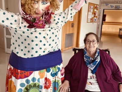 Marijaiak bisita egin digu beste urte batez Mari Jaia, con una mujer mayor residente de Txurdinagabarri