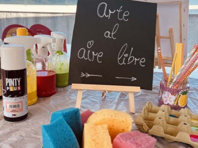 Adierazpen artistikoko tailerra Txurdinagabarrin Una pizarra con el texto