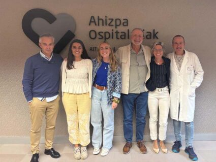 Liberiako Osasun Mentaleko Unitateari laguntzeko talde asistentzialaren bilera Ezkerretik eskuinera, Mikel Tellaeche, Cecilia Álvarez, Cristina Bressel, Enrique González, Macarena Aspiunza eta Egoitz Zabala.