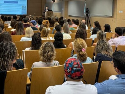 "Inteligencia artificial en neurorrehabilitación", ponencia del Dr. Murie en las V Jornadas de Rehabilitación del Hospital Sant Joan de Déu Personas sentadas en un auditorio escuchan a un ponente
