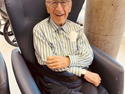 Zahartzaroan... barre Un hombre de edad avanzada, sentado en un sofá