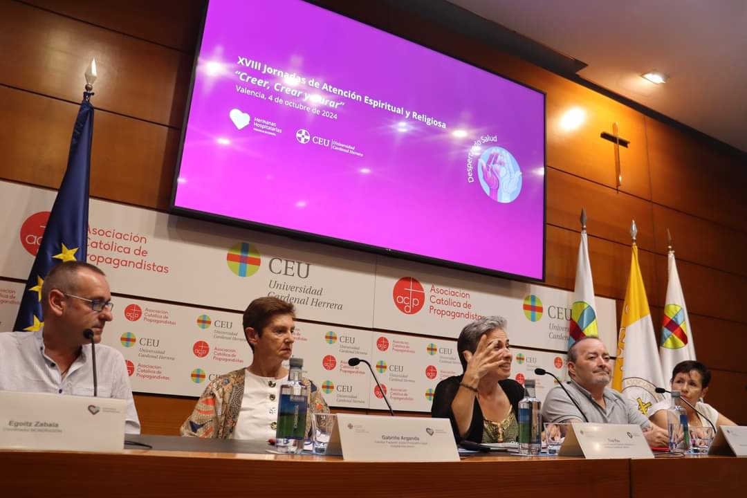 Arreta Espiritual eta Erlijiosoko XVIII. Jardunaldietan parte hartu dugu Dos hombres y tres mujeres, en la mesa de una conferencia