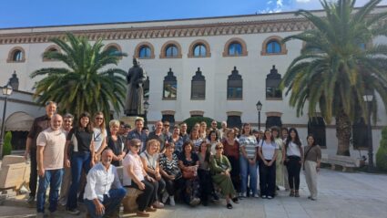 Gizon eta emakume talde bat, eraikin baten aurrean