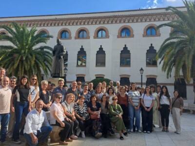 Gizon eta emakume talde bat, eraikin baten aurrean