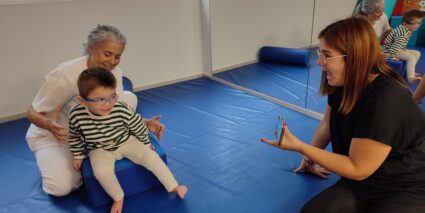 La Atención Temprana ayuda a Danel, un peque con lisencefalia La fisioterapeuta Irma García sostiene en su regazo a Danel, que mira hacia un móvil que sostiene su madre