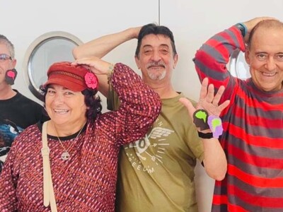 Tres hombres y una mujer, con llaverso en forma de cerebro en sus manos