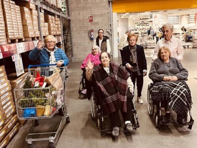 Preparando la decoración navideña en Txurdinagabarri Seis mujeres mayores —dos de ellas en silla de ruedas— posan en un pasillo de Ikea con un carro lleno de productos