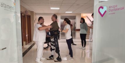 Neuroerrehabilitazio Zerbitzuko pazienteek ABLE exoeskeleto robotikoa probatu dute Un hombre con