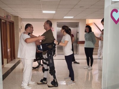 Neuroerrehabilitazio Zerbitzuko pazienteek ABLE exoeskeleto robotikoa probatu dute Un hombre con