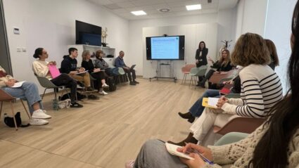 "Berreskurapen eta autoestigma eredua" lantzeko tailerra Varias personas sentadas en una sala en la que hay una pantalla
