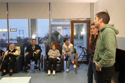 Tarde de bertsos en la Residencia de mayores Barandiaran Nerea Ibarzabal y eta Ander Elortegi bertsolariak. (Argazkia: Bizkaiko Foru Aldundia).