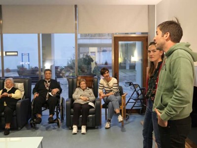 Tarde de bertsos en la Residencia de mayores Barandiaran Nerea Ibarzabal y eta Ander Elortegi bertsolariak. (Argazkia: Bizkaiko Foru Aldundia).