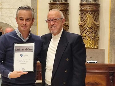 ATECE Gipuzkoarekin batera 30. urteurrena ospatzen dugu Mikel Tellaeche, director gerente de Hermanas Hospitalarias Aita Menni, recibe el reconocimiento de la mano de José Manuel Amador, presidente de ATECE Gipuzkoa.