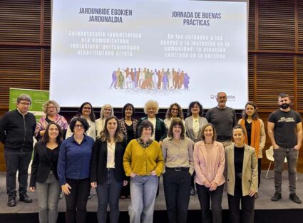 Bi ekimen aurkeztu genituen pertsonarengan oinarritutako arretari buruzko Jardunbide Egokien Jardunaldian Jardunaldiko hizlarien taldea, Maite Peña foru diputatuarekin