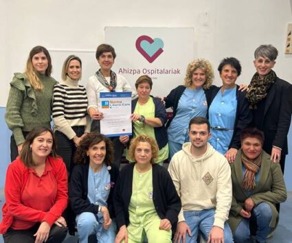 Barandiaran Egoitzak "Libera Inicio" ziurtagiria lortu du loturarik gabeko zaintzetan Integrantes del grupo motor de la Residencia Joxe Miel Barandiaran, con la certificación