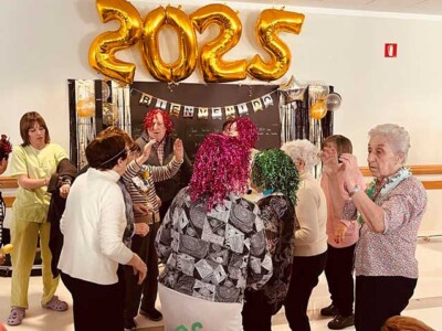 Entramos en el nuevo año con música y alegría Un grupo de personas mayores bailando