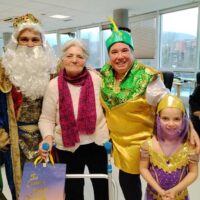 La visita de los Reyes pone el broche final a las celebraciones navideñas en Txurdinagabarri