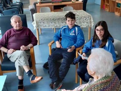 Nevers ikastetxeko ikasleei frankismoari eta trantsizioari buruz gehiago jakiten laguntzen diegu Un alumno y una alumna, sentados junto a un hombre y una mujer mayores