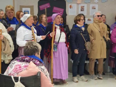 Txurdinagako Zaharren Elkarteak Santa Agedako kantuak ekarri dizkigu Varias personas mayores, algunas vestidas de aldeanas, cantando