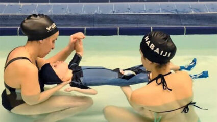 Haur fisioterapia uretan: ingurune urtarra, errehabilitazioaren aliatu Dos terapeutas , en una piscina con un niño