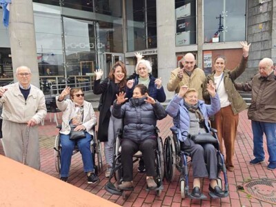 Bilboko Itsas Museoa bisitatu dugu Varias personas mayores, junto a dos monitoras frente al Museo Marítimo de Bilbao
