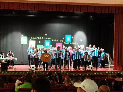 2025eko inauteriak: geure «Txapeldunen Liga» jokatu dugu ospitalean Una vista del salón de actos del Hospital Aita Menni