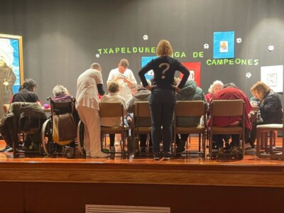 «Cristobal Balenciaga Museoa hurbildu da» jarduera, bigarren aldiz gure ospitalera Varias personas, entono a una mesa