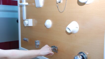 Iktus baten ondoren goiko gorputz adarraren errehabilitazio motorraren lanketak: esplorazio ludikoaren eta zereginetara bideratutako entrenamenduaren integrazioa Un panel en el que hay diversos elementos, como una manilla de puerta, un casquillo de bombilla, pestillos, botones...