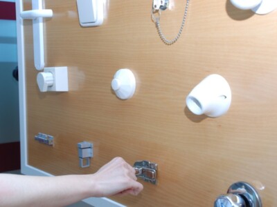 Iktus baten ondoren goiko gorputz adarraren errehabilitazio motorraren lanketak: esplorazio ludikoaren eta zereginetara bideratutako entrenamenduaren integrazioa Un panel en el que hay diversos elementos, como una manilla de puerta, un casquillo de bombilla, pestillos, botones...