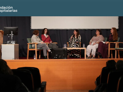 Visibilizamos la violencia contra mujeres en situación de especial vulnerabilidad Varias mujeres, sentadas en un escenario