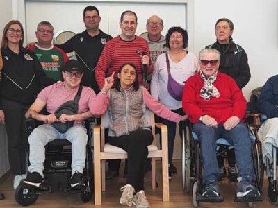 Ekintzak Musakolako Kalte Zerebraleko Eguneko Zentroan Un grupo de personas, varias en silla de ruedas, posan sonrientes para la fotografía