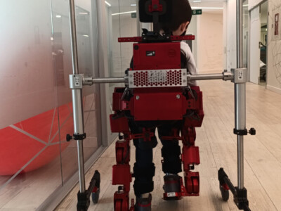 Gure fisioterapeuta pediatrikoak Atlas 2030 exoeskeletoaren erabileran eguneratu dira Haur bat exoeskeleto bati esker oinez