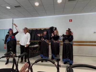 Teatro y humor, de la mano en la Residencia Txurdinagabarri Varias mujeres representan una obra de teatro
