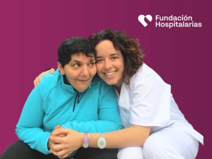 Osasun-pijama zuria duen terapeuta batek emakume bat besarkatu du