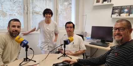 Kepa Junkera afronta la afasia tras su ictus con la ayuda de la inteligencia artificial Oihana Ramo e Iban Arrien, con Jon Egaña e Iñaki Mardones, en una mesa con dos micrófonos de la Cadena Ser