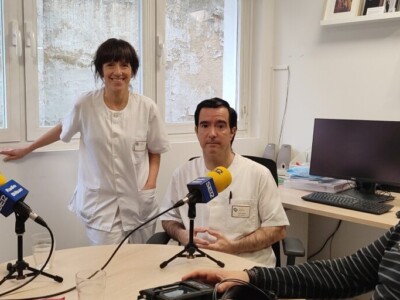 Oihana Ramo e Iban Arrien, con Jon Egaña e Iñaki Mardones, en una mesa con dos micrófonos de la Cadena Ser