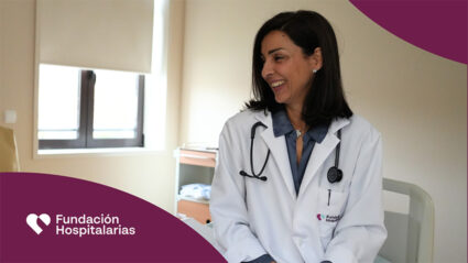 Una doctora, con bata blanca y fonendoscopio