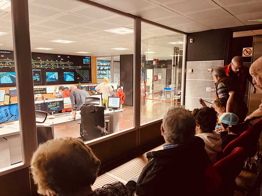 Bisita gidatua Metro Bilbaora En la sala de control de Metro Bilbao