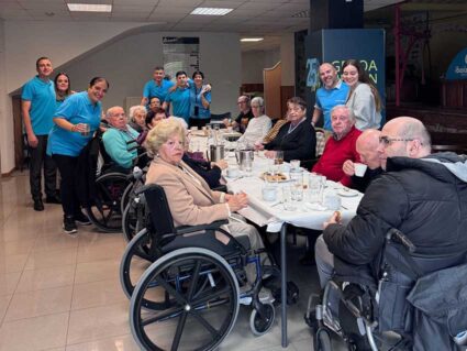 Encuentro generacional en Durango gracias a CaixaBank e Ibaizabal Ikastola Un grupo de personas mayores, sentadas con jóvenes y personas voluntarias en una mesa