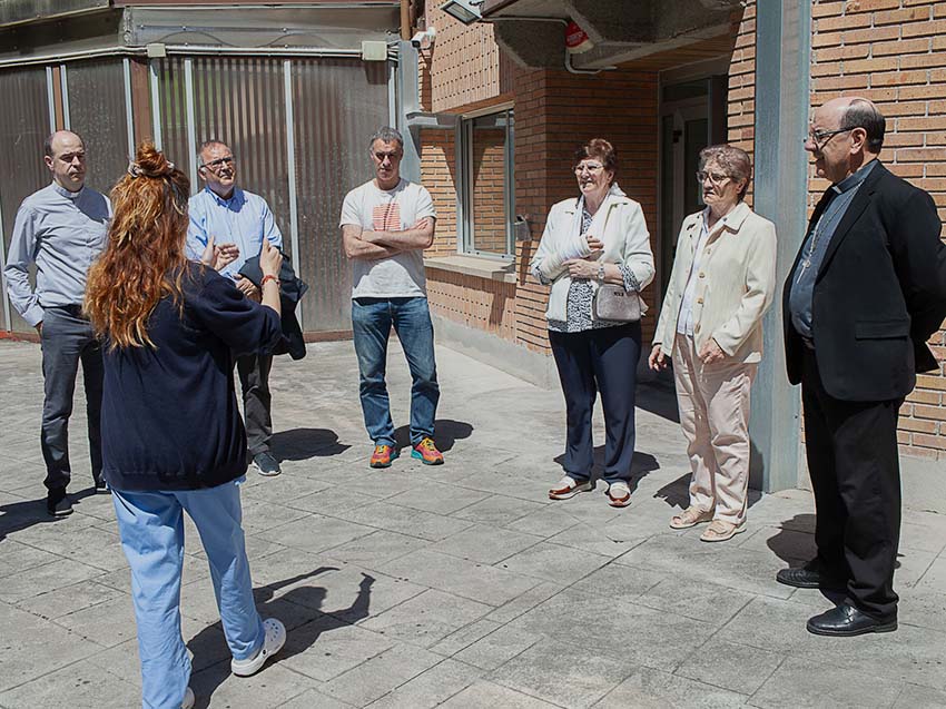 Apezpiku Konferentziako Espetxe Pastoraltzako ordezkariek Lege Psikiatriako Unitatea bisitatu dute Varias personas en círculo, en el exterior de un edificio
