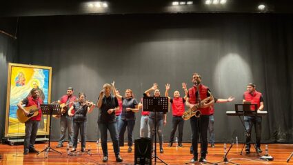 Gospelaren alaitasuna ospitalean zabaldu da berriro bere abestiekin Pertsona talde bat oholtza gainean kantari