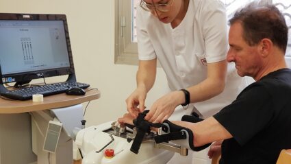 Goiko gorputz adarraren errehabilitazio robotikoa: berrikuntza funtzionalaren eboluzioa Terapeuta batek paziente baten eskua Amadeo robotean jarriko du goiko gorputz-adarraren errehabilitazio-saio batean