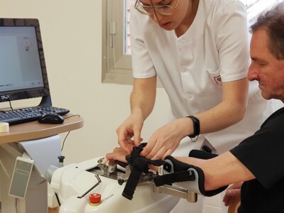 Rehabilitación robótica del miembro superior: innovación funcional en evolución Terapeuta batek paziente baten eskua Amadeo robotean jarriko du goiko gorputz-adarraren errehabilitazio-saio batean
