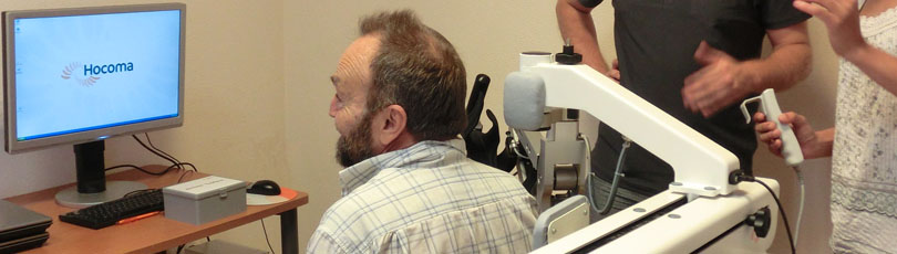 Rehabilitación robótica del miembro superior: innovación funcional en evolución Un hombre, usando el dispositivo robótico de neurorrehabilitación Armeo Power.