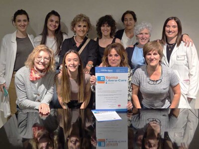 Todos nuestros centros residenciales de mayores completan la certificación "Libera inicio" Un grupo de mujeres, mostrando un certificado
