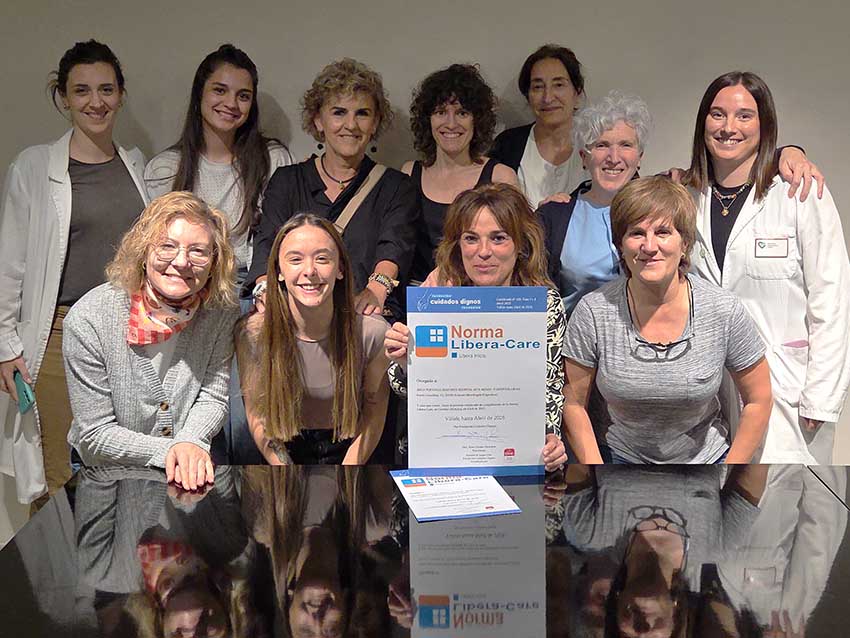 Gure adinekoen egoitza guztiek "Libera inicio" ziurtagiria osatu dute Un grupo de mujeres, mostrando un certificado