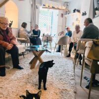 "El salón de mi casa” “cat cafe”ra itzuli gara