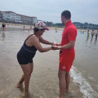 La alegría de bañarse en el mar por primera vez