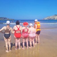La alegría de bañarse en el mar por primera vez