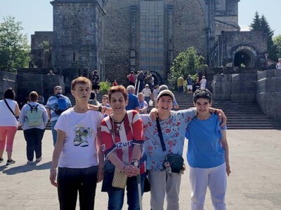 Cuatro mujeres posan con el Santuario de Urkiola detrás